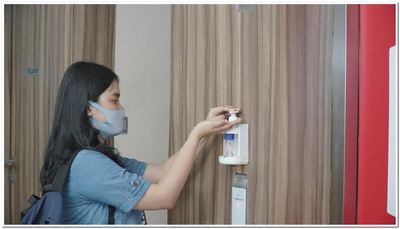 Reddoorz Plus Near Dharmawangsa Square Jakarta Exterior photo