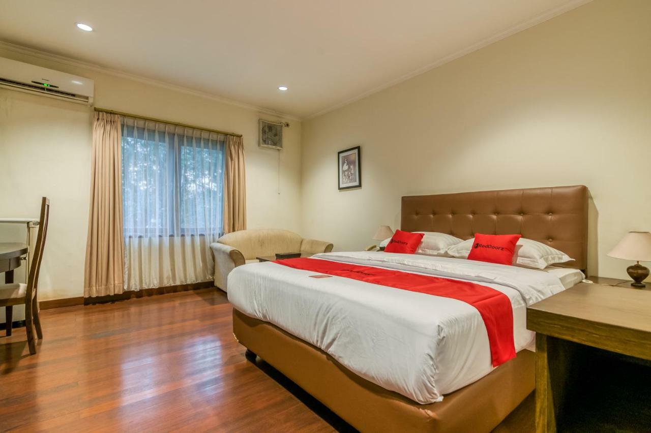 Reddoorz Plus Near Dharmawangsa Square Jakarta Exterior photo